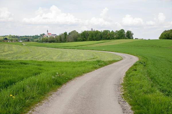 Curvy Walkway Para Andechs Claustro Através Campos Verdes Primavera Destino — Fotografia de Stock