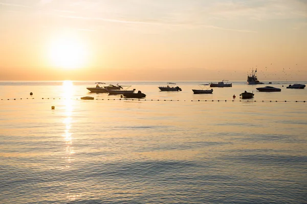 Vacker Morgon Landskap Adriatiska Havet Croatia Gungande Båt Vid Vattnet — Stockfoto