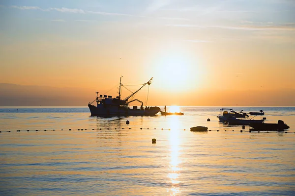 Piękny Poranny Krajobraz Adriatyk Ocean Chorwacja Huśtawka Łódka Wodzie Przychodzący — Zdjęcie stockowe