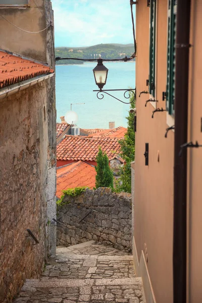 Narrow Alleyway Old Town Rovinj View Sea Tourist Resort Istria — Stock Photo, Image