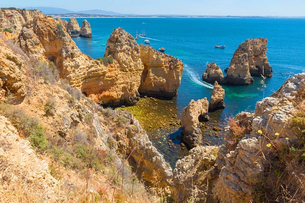 Piękny Skalisty Krajobraz Przybrzeżny Pobliżu Lagos Wybrzeże Algarve Statkami Pasażerskimi — Zdjęcie stockowe