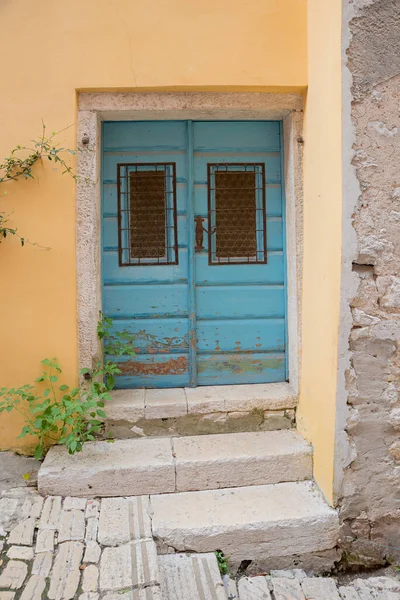 Fachada Amarilla Puerta Azul Con Pinturas Exfoliadas Escaleras Erosionadas Casco — Foto de Stock