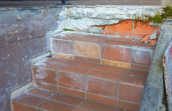 Heavily Damaged Stairs Need Renovation Steps Patio Cracked Wall — Stock Photo, Image