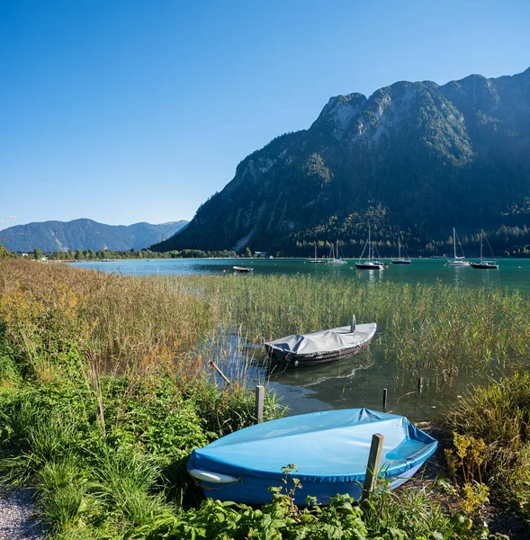Bateaux Rames Bord Lac Achensee Autriche Journée Ensoleillée Avec Ciel — Photo