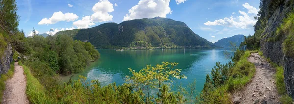 Achensee湖 チロルの風景に沿って冒険的な歩道 — ストック写真