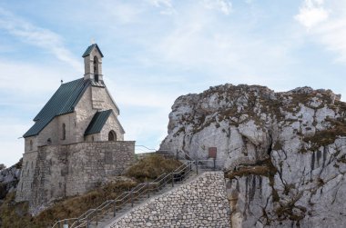 Wendelstein Zirvesi 'ndeki tarihi şapel, turizm beldesi Bavyera Alpleri