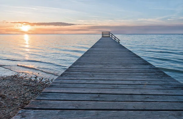 木製のボードウォークと日没のビーチ 夢のようなロマンチックな風景 海のパノラマ — ストック写真