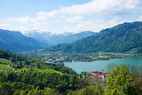 Malerischer Blick Auf Tegernsee Und Schloss Alpine Frühlingslandschaft Oberbayern — Stockfoto