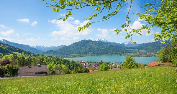 Blick Auf Tegernsee Und Kurstadt Alpine Frühlingslandschaft Mit Grünen Bäumen — Stockfoto