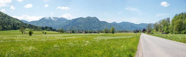 Venkovská Silnice Venkově Jarní Krajina Rottach Údolí Výhledem — Stock fotografie