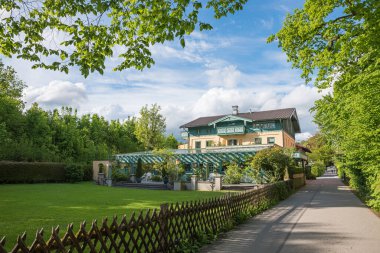 Spa evi Bad Aibling, Kurpark turizm beldesinde, baharda Yukarı Bavyera 'da