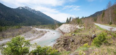 Vorderriss ve Wallgau arasındaki vahşi nehir manzaralı nehir, üst bavyera