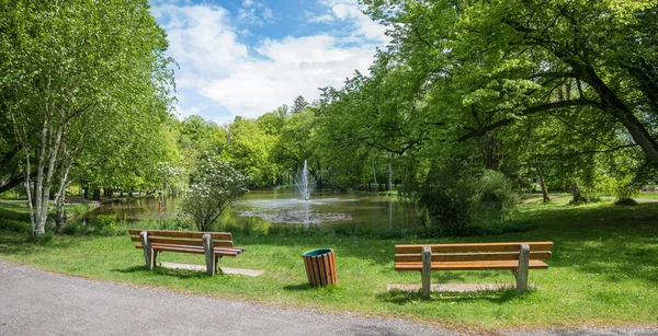 Schöner Kurpark Bad Aibling Mit Brunnen Teich Erholungsplatz Mit Bänken — Stockfoto