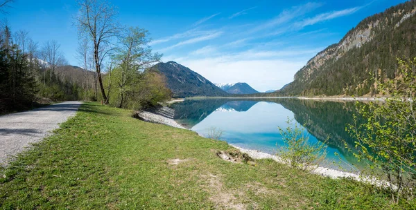 Konstgjord Sjö Sylvenstein Solbadplats Med Utsikt Över Bergen Vårlandskap Övre — Stockfoto