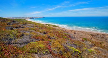 Bordeira Sahili yakınlarındaki renkli sahil, Batı Algarve Portekiz. Mavi okyanusa ve dalgalara bak.
