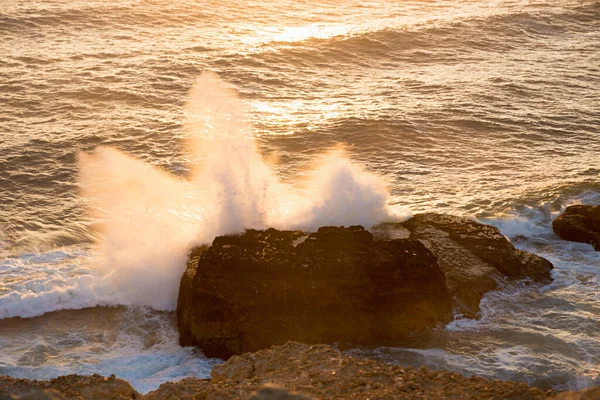 巨大的固体岩石 日落时汹涌的波涛 大西洋 就像海浪中的岩石 — 图库照片