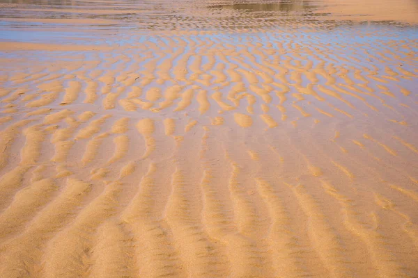 Zvlněné Písčité Pozadí Textury Letní Pláž Detailní Trochou Vody — Stock fotografie