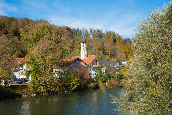 絵画の秋の風景Wolfratshausen Loisach川と聖アンドレアス教会 上のバイエルンの町は — ストック写真