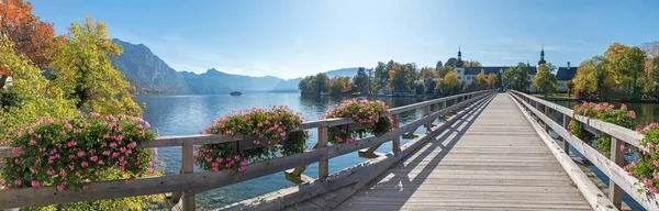 Turystycznym Gmunden Jezioro Traunsee Most Wyspę Ort Piękne Dekoracje Kwiatowe — Zdjęcie stockowe