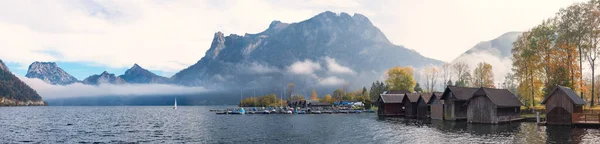 Panoramalandschaft Traunsee Seeufer Ebensee Mit Bootshäusern Und Hafen Bergblick Salzkammergut — Stockfoto