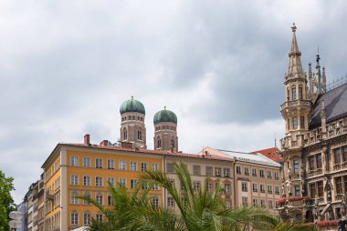 Münih Marienplatz, ikiz kubbeye ve belediye binasına bakın, gri gökyüzü arka planı