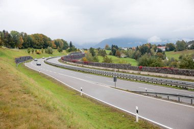 allgau otoyolu, güz manzarası Güney Almanya, Ekim ayında sisli bir gün.