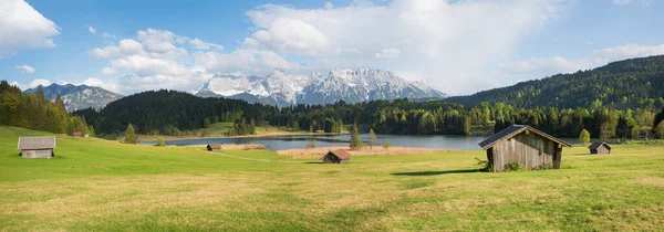 Alpská Louka Dřevěnými Chatrčemi Vyhlídka Karwendelovy Hory Panoramatický Vrchol Bavorska — Stock fotografie