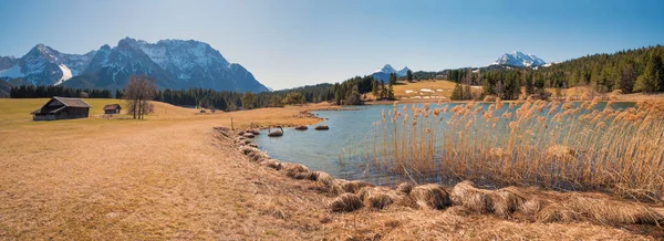 葦の草を持つ牧歌的な湿原湖Schmalensee 3月に高山の春の風景上のババリア ミッテンヴァルト近く — ストック写真