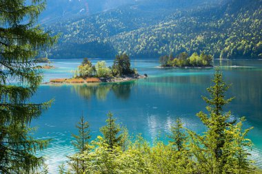 Güzel Eibsee Adaları Almbichl ve Ludwigsinsel, turkuaz su