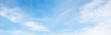 Hafif panorama gökyüzü arka planında pofuduk sirrus bulutları, gün ışığı manzarası