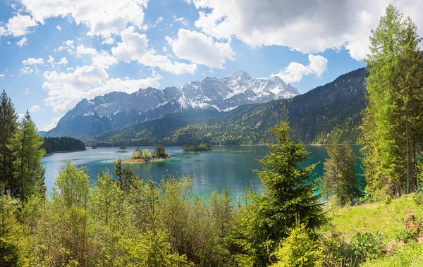 Impresionante Vista Lago Eibsee Wetterstein Alpes Con Zugspitze Verde Primavera —  Fotos de Stock