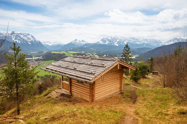 Holzunterstand Aussichtspunkt Krepelschrofen Wallgauer Landschaft Oberbayern — Stockfoto