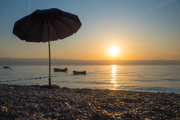 Dekoracje Plażowe Parasolem Łódkami Wczesnym Rankiem Moscenicka Draga Wybrzeże Chorwacji — Zdjęcie stockowe