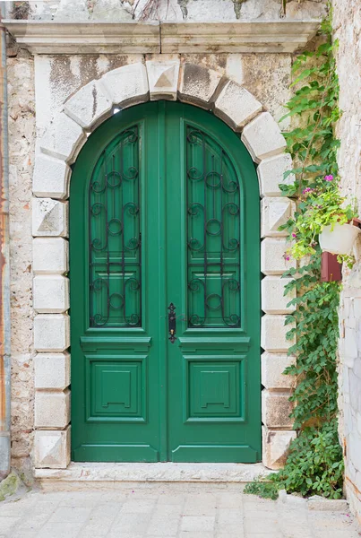 Brick Archway Green Wooden Door Ironwork Creeper Right Side Mediterranean — Stock Photo, Image