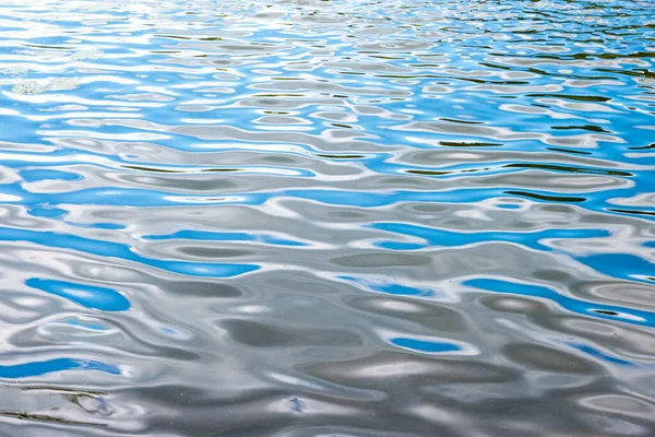 Superficie Del Lago Con Pequeñas Olas Suaves Reflejando Cielo Azul —  Fotos de Stock