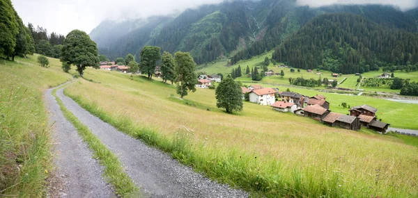 Wandelpad Naar Monbiel Dorp Buurt Van Klosters Mistige Dag Het — Stockfoto