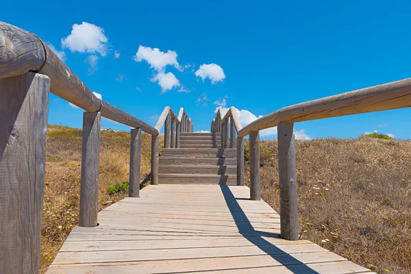 从海滩到海滨公路的木制楼梯 葡萄牙海岸 有一些云彩和复制空间 — 图库照片