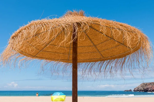 Ombrellone Paglia Orizzonte Spiaggia Cielo Azzurro — Foto Stock