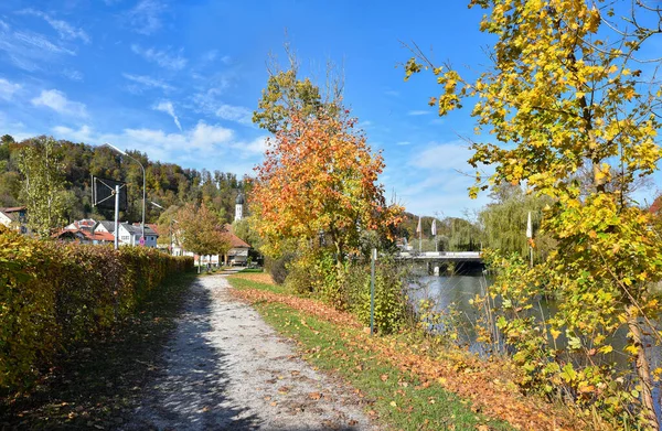 Pasarela Idílica Junto Río Loisach Paisaje Otoñal Wolfratshausen Bavaria Superior — Foto de Stock