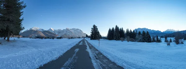 Blå Timme Vintern Landskap Buckelwiesen Landsväg Från Krun Till Mittenwald — Stockfoto