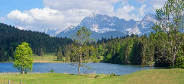 Ειδυλλιακή Λίμνη Geroldsee Καλοκαίρι Θέα Στα Βουνά Karwendel Και Την — Φωτογραφία Αρχείου