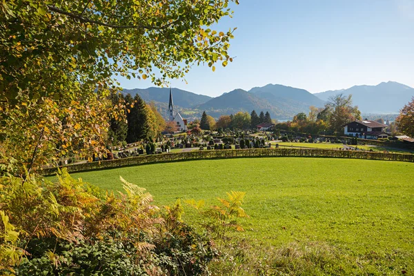 Blick Über Bad Wiessee Friedhof Und Kirche Landschaft Bayerische Alpen — Stockfoto