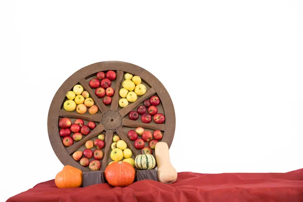 Rueda Madera Llena Manzanas Amarillas Rojas Tres Calabazas Sobre Textil —  Fotos de Stock