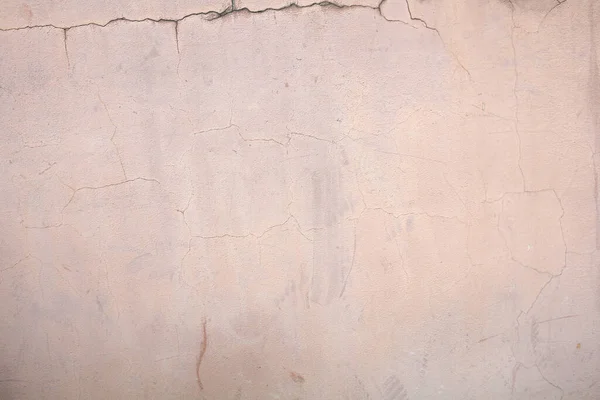 带有裂缝的旧混凝土墙 建筑背景 略带粉红 — 图库照片