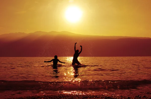 Tonåringar, bada vid solnedgången — Stockfoto
