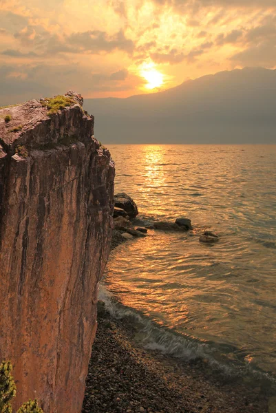 Paysage côtier au coucher du soleil — Photo