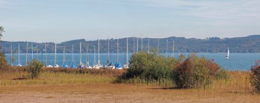 liman ile yelkenli, starnberg Gölü, Almanya demirlemiş.