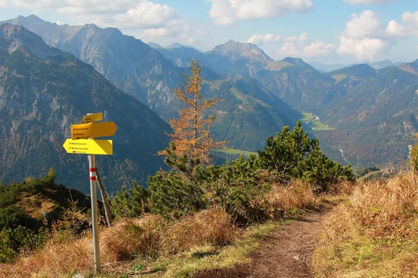 Hiking trail in the karwendel alps with signpost — Stock Photo, Image