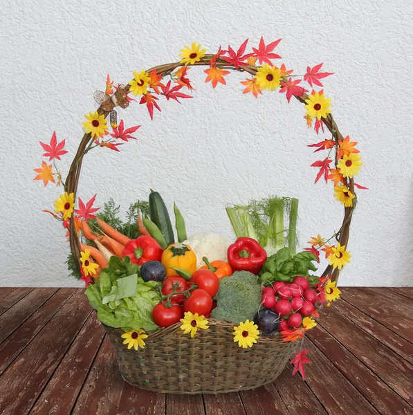 Harvesting basket with fresh vegetables — Stock Photo, Image