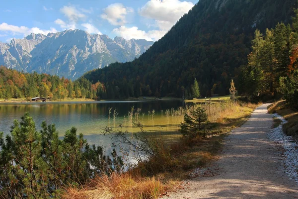 Sendero de senderismo alrededor de ferchensee, zona de mittenwald, Alemania —  Fotos de Stock